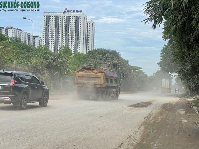 Người dân sinh sống tại khu vực này cho biết, gần một tháng nay, công trường làm việc suốt ngày đêm, ngày mưa thì sình lầy, ngày nắng thì khói bụi mù mịt bao trùm. Dù đơn vị thi công có tưới nước nhưng tình trạng bụi bay mù mịt vẫn không thuyên giảm.