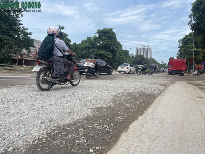 Việc này đe dọa đến sự an toàn của người và phương tiện trên đường, tiềm ẩn nguy cơ tai nạn giao thông.