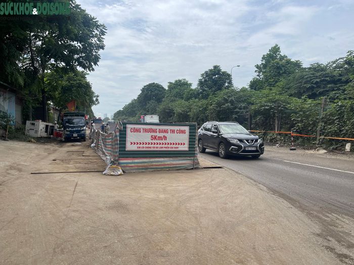Dự án được Sở GTVT TP Hà Nội cấp phép cho Ban QLDA đầu tư, xây dựng công trình dân dụng TP Hà Nội. Đơn vị thi công và hoàn trả mặt đường là liên danh Công ty cổ phần Viwaseen3, Công ty cổ phần tư vấn đầu tư hạ tầng và năng lượng điện, Công ty cổ phần đầu tư An Phú Group, Công ty cổ phần đầu tư và xây dựng Hoàng Tiến Phát. Hình ảnh lòng đường đang bị công trường quây tôn thu hẹp.