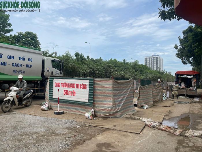 Theo tìm hiểu, đây là dự án đầu tư xây dựng nút giao khác mức giữa đường Vành đai 3,5 với đường đại lộ Thăng Long, hiện đang tiến hành thi công hạng mục đào đường, thi công di chuyển đường ống cấp nước.