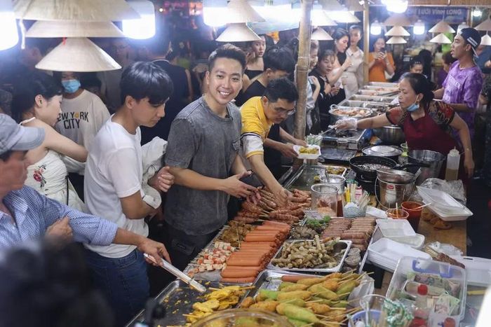 Không gian ẩm thực với đa dạng món ăn từ nhiều vùng miền như bánh dân gian, trái cây, các đặc sản đặc trưng của các tỉnh thành. Ảnh: QT.