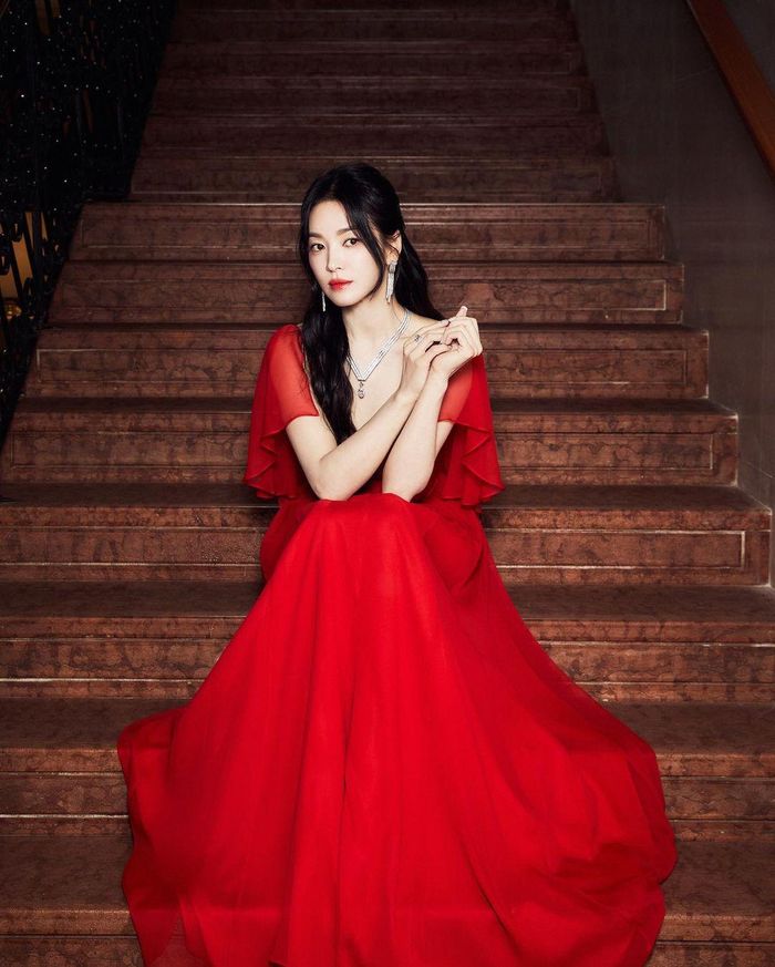 Song Hye Kyo hiếm hoi mặc đầm rực rỡ dự sự kiện. Ảnh: Instagram.