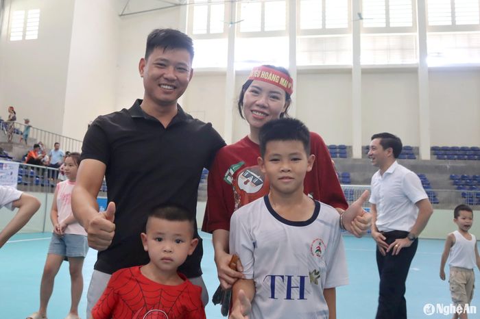 Lê Dương An và gia đình trong niềm vui chiến thắng. Ảnh: Diệp Thanh