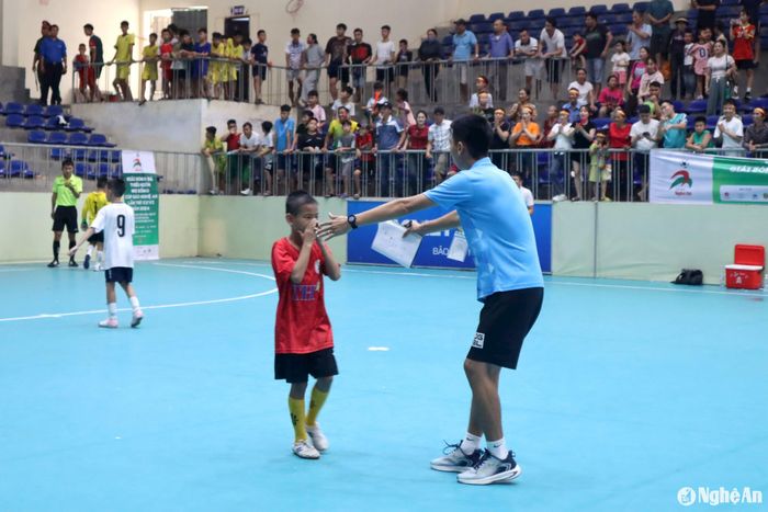 Huấn luyện viên Phan Hiếu Nghĩa ôm học trò của mình sau pha sút hỏng. Ảnh: Diệp Thanh