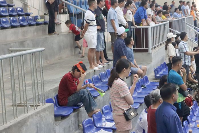 Mẹ của cầu thủ Lê Dương An đội Nhi đồng Hoàng Mai lặng lẽ ngồi phía sau khán đài. Ảnh: Diệp Thanh