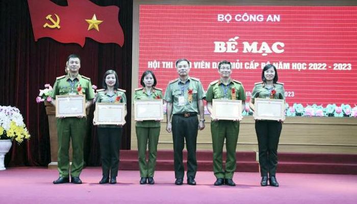Đại úy Phạm Lan Anh (thứ ba, từ trái sang) nhận Giải Nhất Hội thi giáo viên dạy giỏi Bộ Công an.