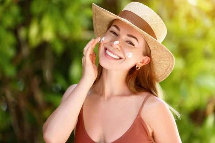  Nên bôi chống nắng hằng ngày kể cả những hôm không có ánh nắng Mặt trời. (Ảnh: iStock) 