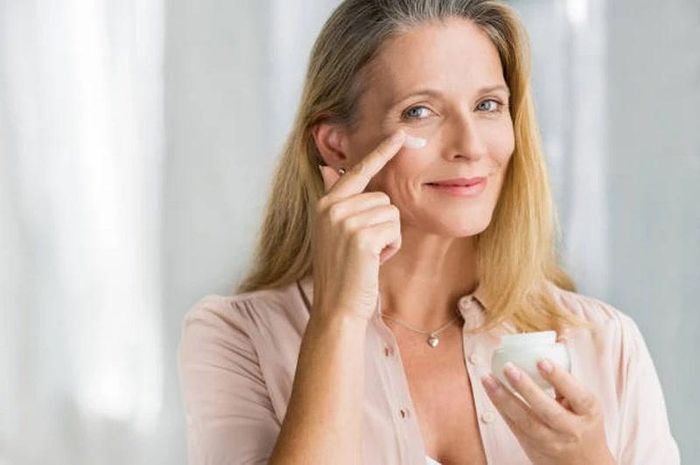  Dưỡng ẩm da thường xuyên có thể giúp làm chậm quá trình lão hóa da. (Ảnh: iStock) 