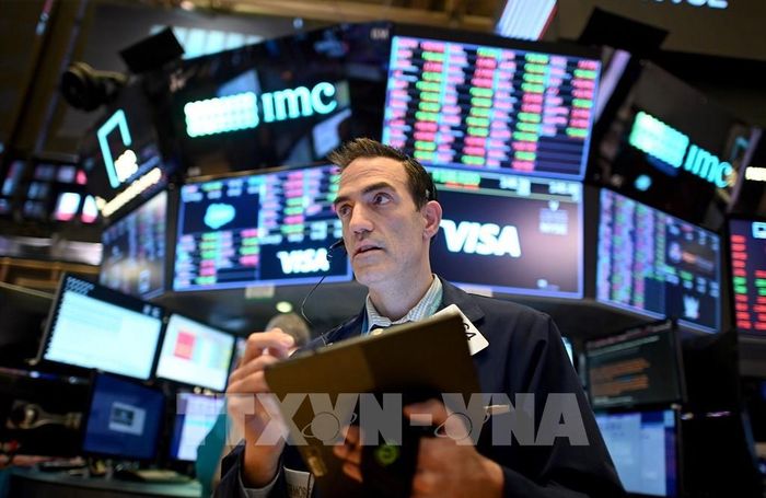 Giao dịch viên tại Sàn chứng khoán New York, Mỹ. Ảnh: AFP/TTXVN