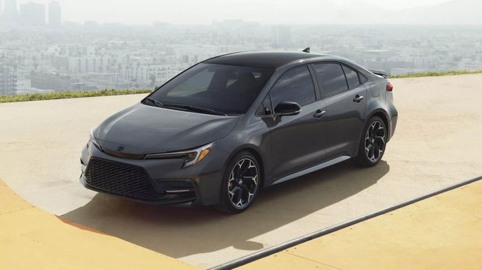 Bản đặc biệt này chỉ có 3 màu thân xe gồm Midnight Black metallic, Ice Cap và Underground. Các thành phần gồm mui xe, gương và huy hiệu luôn có màu đen.