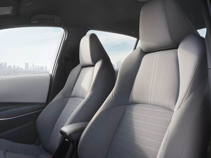Mẫu xe này còn có cụm đồng hồ kỹ thuật số 7 inch và đế sạc không dây có nguồn gốc từ phiên bản XSE, cùng với gói công nghệ ADAS Toyota Safety Sense 3.0.