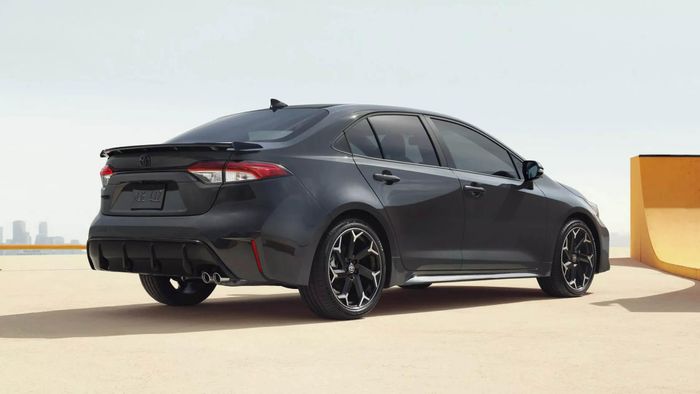 Những chiếc xe Toyota Corolla FX 2025 đầu tiên sẽ xuất hiện tại các đại lý ở Mỹ vào mùa thu năm 2024. Giá bán sẽ được công bố gần thời điểm ra mắt thị trường, cùng với phần còn lại của dòng Corolla đời mới 2025 tại Mỹ.