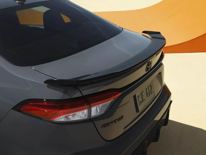 Mặc dù có vẻ ngoài thể thao nhưng Toyota Corolla FX 2025 vẫn chỉ được trang bị động cơ 4 xi-lanh 2.0 lít nguyên bản, không có bất cứ cải tiến nào về hiệu năng. Công suất vẫn là 169 mã lực với mô-men xoắn 205 Nm đi kèm hộp số CVT.