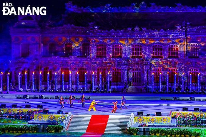 Chương trình nghệ thuật bế mạc festival nghệ thuật quốc tế Huế 2024 quy tụ nhiều nghệ sĩ trong nước và quốc tế biểu diễn trên nền ánh sáng hiện đại. Ảnh: PV