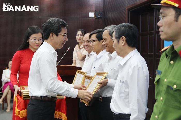 Phó Chủ tịch UBND thành phố Trần Chí Cường trao Bằng khen Chủ tịch UBND thành phố cho các đơn vị xuất sắc trong công tác CCHC năm 2023. Ảnh: TRỌNG HUY