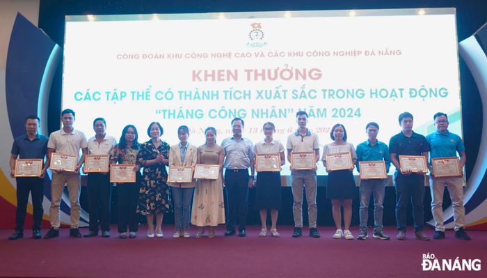 Công đoàn Khu Công nghệ cao và các khu công nghiệp Đà Nẵng tuyên dương, khen thưởng 15 tập thể có thành tích xuất sắc trong hoạt động Tháng công nhân năm 2024. Ảnh: X.H
