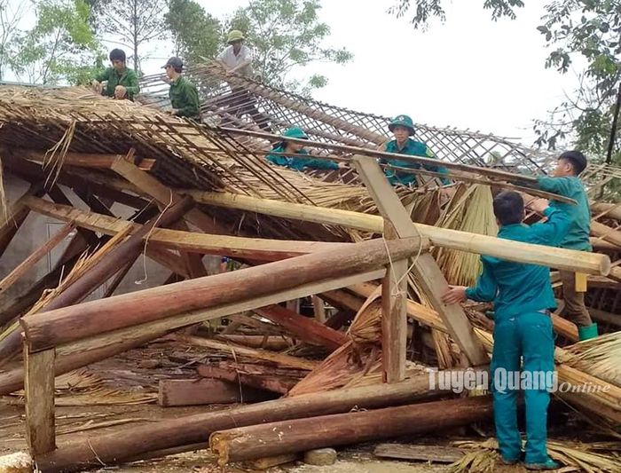 Lực lượng dân quân xã Hà Lang (Chiêm Hóa) hỗ trợ người dân thu dọn tài sản do thiên tai gây ra.