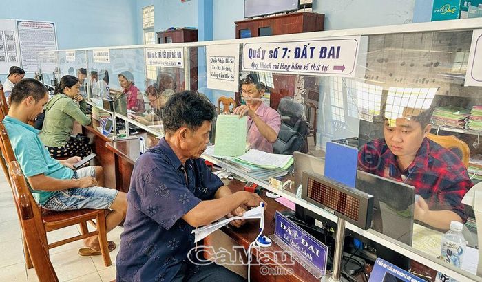 Sở TN&amp;MT kiên quyết xử lý nghiêm công chức, viên chức nếu có hành vi nhũng nhiễu, gây khó khăn, phiền hà cho người dân và doanh nghiệp trong quá trình giải quyết TTHC (Trong ảnh bộ phận một cửa UBND huyện Trần Văn Thời).