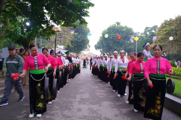 Người dân tộc thiểu số ở xã Yên Bình (huyện Thạch Thất) vẫn lưu giữ nét đẹp văn hóa cồng chiêng. Ảnh: Đoàn Bình.