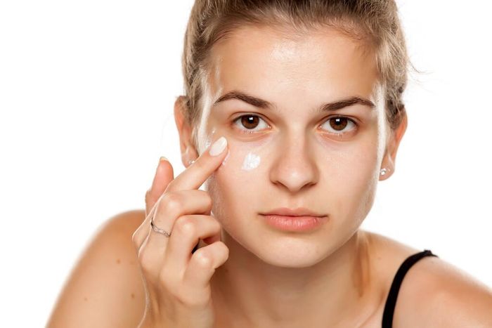 Sử dụng kem mắt có chứa vitamin K và caffeine để làm giảm quầng thâm và bọng mắt.