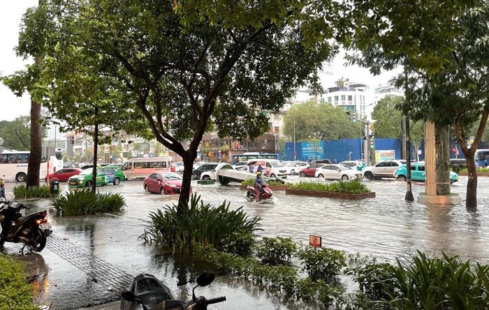 Mưa lớn cũng làm nhiều tuyến đường quận trung tâm TPHCM ngập nặng do nước thoát không kịp. Trong ảnh, tuyến đường Lê Lợi ngập lênh láng. Ảnh: T.K