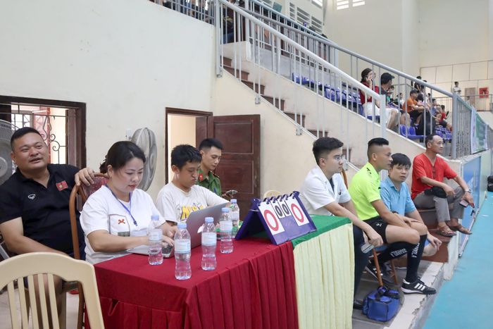 Bên lề sân cỏ là những phóng viên liên tục cập nhật, tổ trọng tài điều hành trận đấu, tổ y tế đảm bảo an toàn cho các cầu thủ, lực lượng an ninh giữ trật tự cho giải... Ảnh: Diệp Thanh