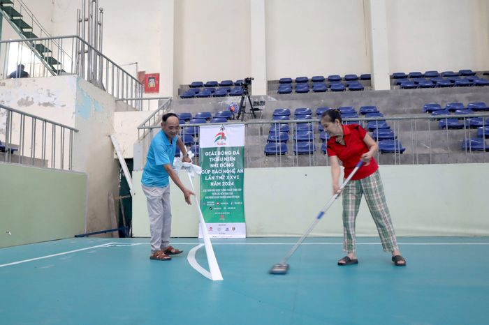 Và không thể không kể đến những người lao công, bảo vệ lặng lẽ dọn dẹp, chuẩn bị, đảm bảo môi trường sạch sẽ cho mỗi trận đấu. Ảnh: Diệp Thanh