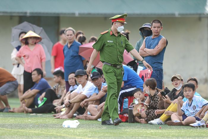 Các chiến sĩ công an thuộc Tổ an ninh giữ cho giải đấu diễn ra một cách an toàn, trật tự nhất. Ảnh: Xuân Thủy