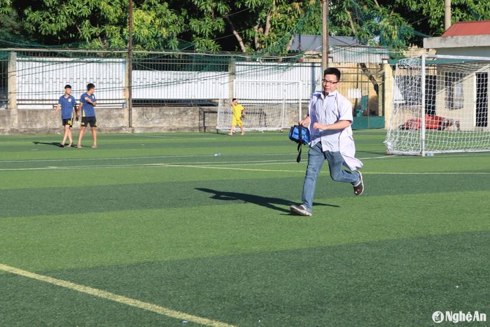 Sự tận tâm, trách nhiệm, kịp thời của Tổ y tế là một yếu tố quan trọng làm nên sự chuyên nghiệp của Giải bóng đá thiếu niên - nhi đồng Cúp Báo Nghệ An năm 2024. Ảnh: Diệp Thanh