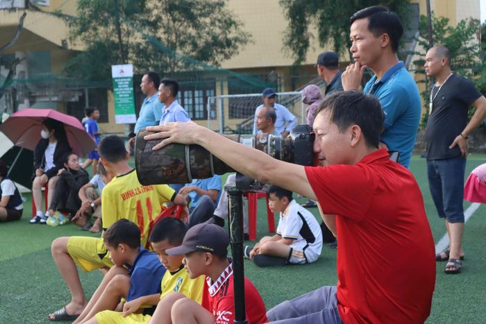 Đồng hành với giải còn có những nhiếp ảnh gia, tình nguyện ghi lại những khoảnh khắc đẹp của giải. Trong ảnh là nhiếp ảnh gia Xuân Thủy - người đã chụp và tặng các cầu thủ nhí những bức hình đẹp. Ảnh: Diệp Thanh