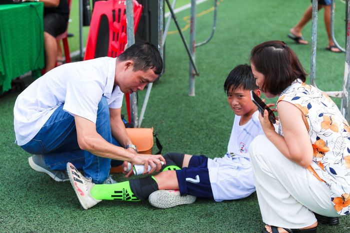 Đội ngũ bác sĩ, điều dưỡng thuộc Tổ y tế Bệnh viện Đa khoa Thành phố Vinh đã đồng hành với ban tổ chức, chăm sóc sức khỏe cho các cầu thủ. Ảnh: Đức Anh