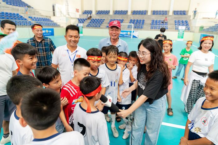 Không chỉ lan tỏa những thông tin về giải, lực lượng truyền thông, báo chí còn là nhân tố quan trọng kết nối các cầu thủ với khán giả. Ảnh: Xuân Thủy