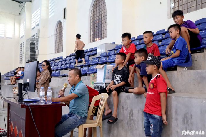 Những bình luận viên nhiệt tình, tâm huyết đóng vai trò quan trọng trong những trận tường thuật trực tiếp. Ảnh: Diệp Thanh