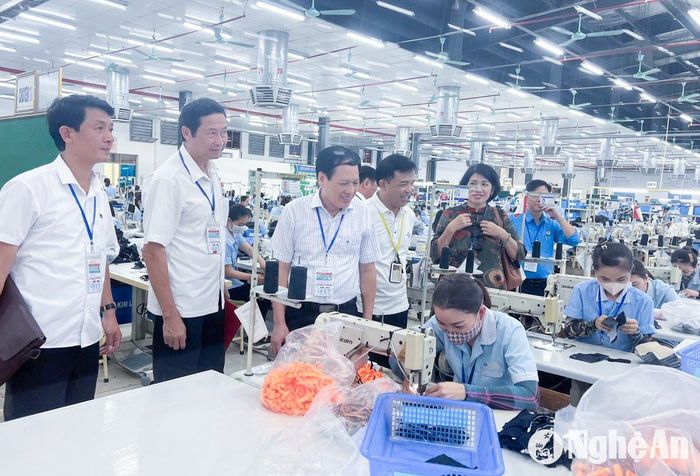 Lãnh đạo Ban Dân vận Tỉnh uỷvà Huyện ủy Nam Đàn nắm bắt thu nhập và điều kiện của công nhân trong doanh nghiệp. Ảnh: Huyền Trang (Ban Dân vận Tỉnh ủy)