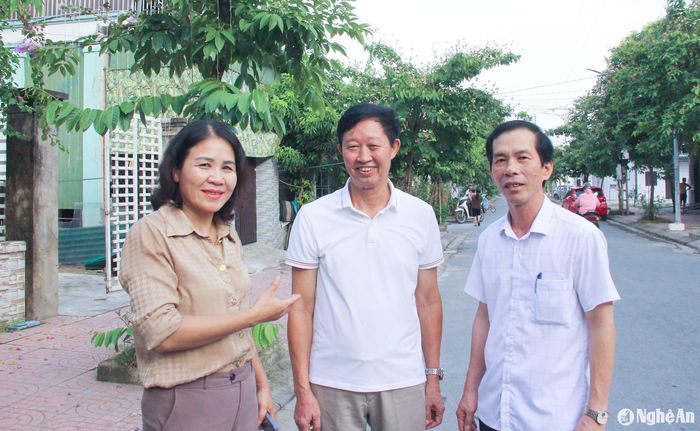 Lãnh đạo xã Nghi Phú trao đổi với Bí thư Chi bộ xóm 9 về xây dựng cảnh quan sáng, xanh, sạch, đẹp ở khu dân cư. Ảnh: Mai Hoa