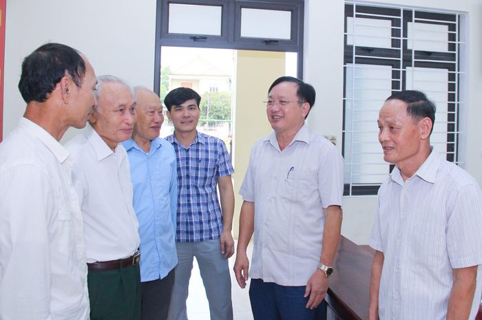 Lãnh đạo huyện Nam Đàn tuyên truyền, giải thích cho người dân xã Xuân Lâm về chủ trương sáp nhập xã. Ảnh: Mai Hoa