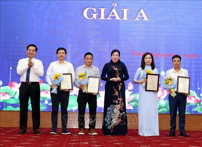 Lãnh đạo tỉnh Thái Nguyên trao giải cho các tác giả đoạt giải.
