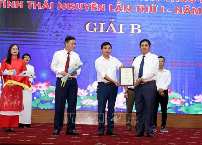 Ban Tổ chức trao giải cho các tác giả đoạt giải.