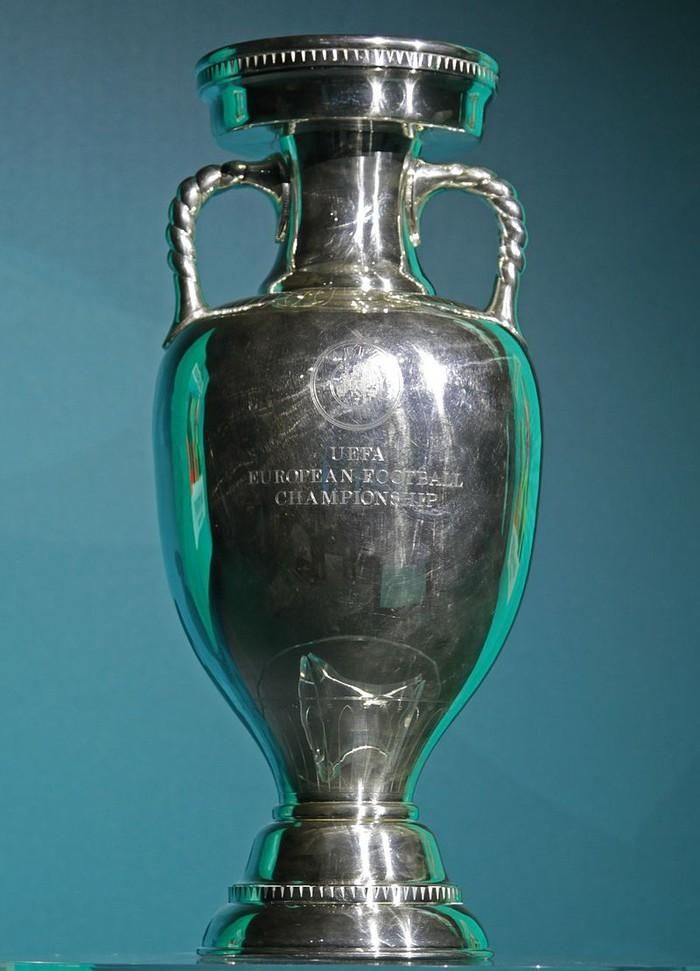 Cup Henri Delaunay được trao cho đội vô địch EURO