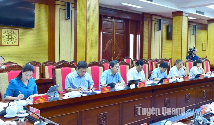 Đồng chí Lê Thị Kim Dung, Phó Bí thư Thường trực Tỉnh ủy, Chủ tịch HĐND tỉnh và các đồng chí Ủy viên Ban Thường vụ Tỉnh ủy dự hội nghị.