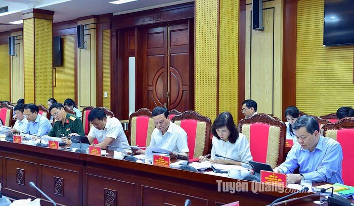 Đồng chí Nguyễn Văn Sơn, Phó Bí thư Tỉnh ủy, Chủ tịch UBND tỉnh và các đồng chí Ủy viên Ban Thường vụ Tỉnh ủy dự hội nghị.