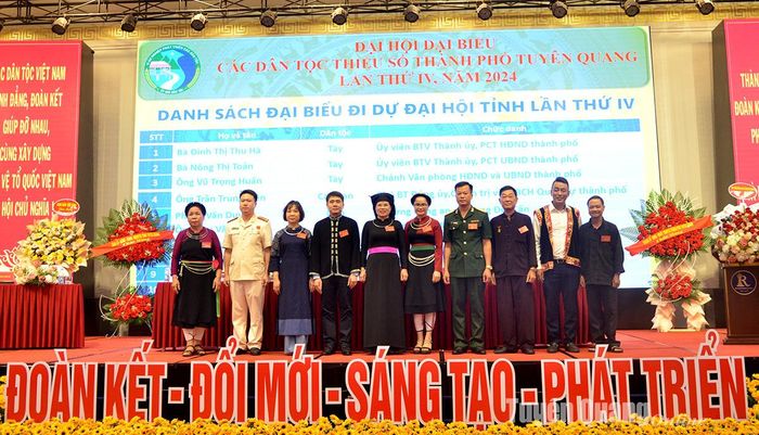 Các đại biểu dự Đại hội đại biểu các dân tộc thiểu số tỉnh lần thứ IV ra mắt Đại hội.