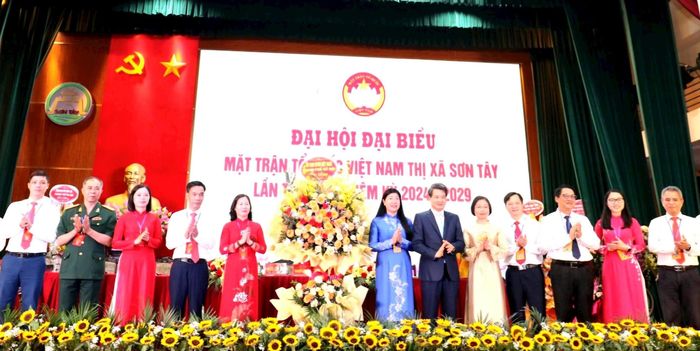 Lãnh đạo Ủy ban MTTQ Việt Nam thành phố, Ban Nội chính Thành ủy Hà Nội tặng hoa chúc mừng Đại hội. Ảnh: Ánh Dương/ Hanoimoi.
