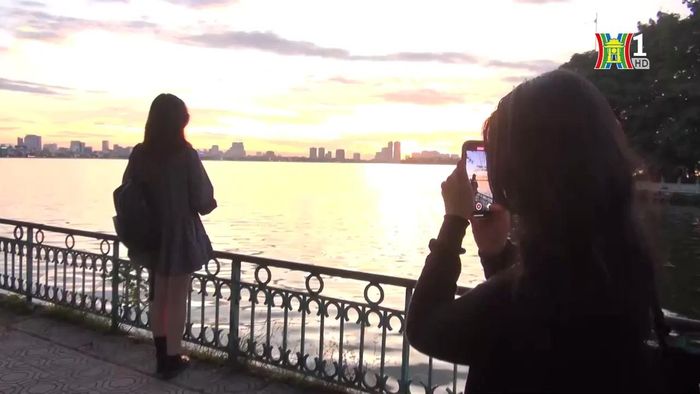 Hồ Tây là nơi hiếm hoi để người dân Hà Nội ngắm trọn vẹn hoàng hôn và tận hưởng không gian yên bình, thư thái.
