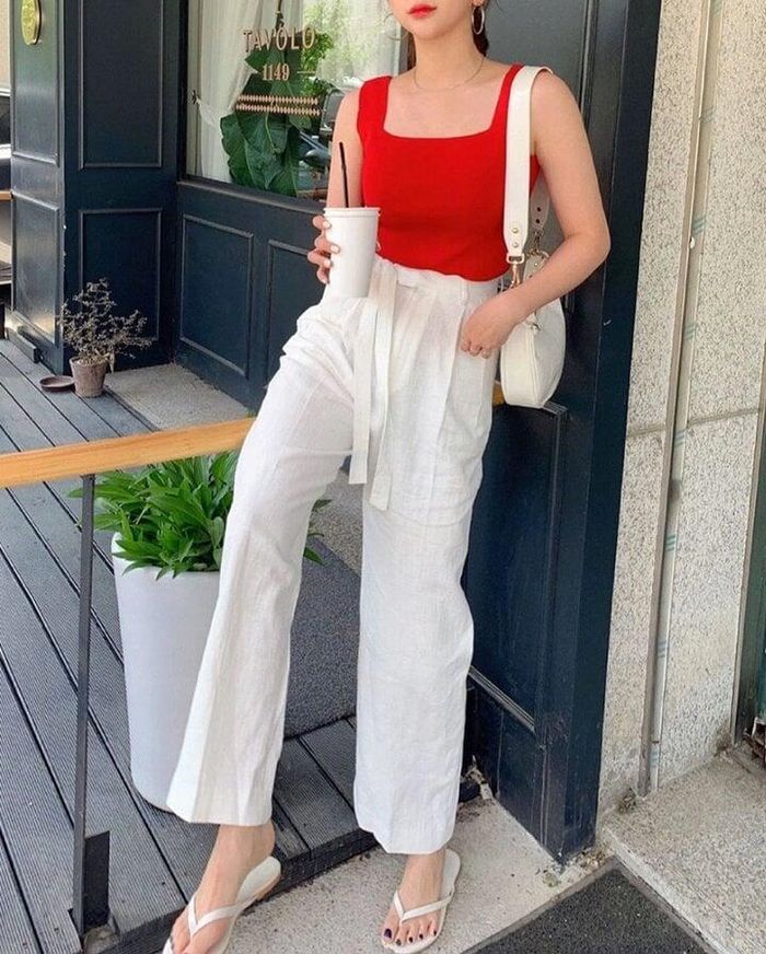 Bạn có thể phối áo tank top màu nổi với quần ống rộng vải linen mỏng mát. Trang phục này thích hợp để diện trong những chuyến du lịch.