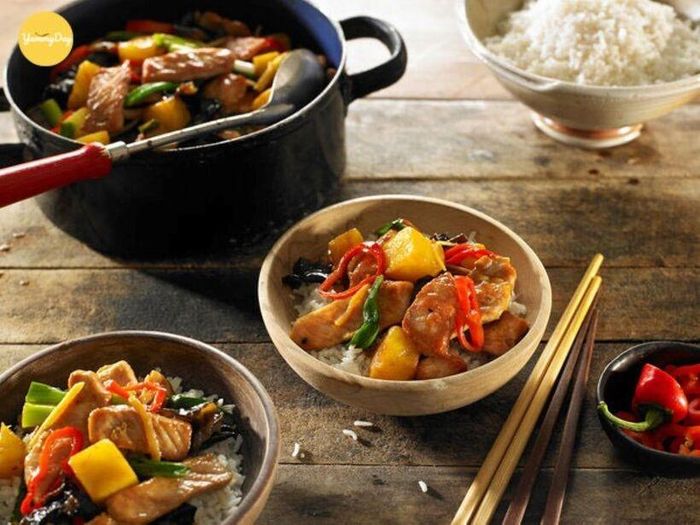Múc thịt heo xào dứa ra đĩa, rắc thêm chút tiêu lên trên và thưởng thức cùng cơm nóng