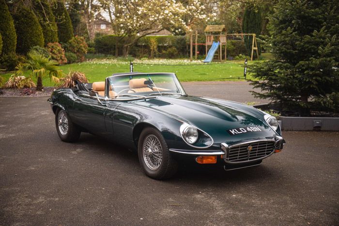  Phối màu này được lấy cảm hứng từ chiếc Jaguar E-Type Series III Convertible đời 1974 cuối cùng mang màu sơn British Racing Green. 