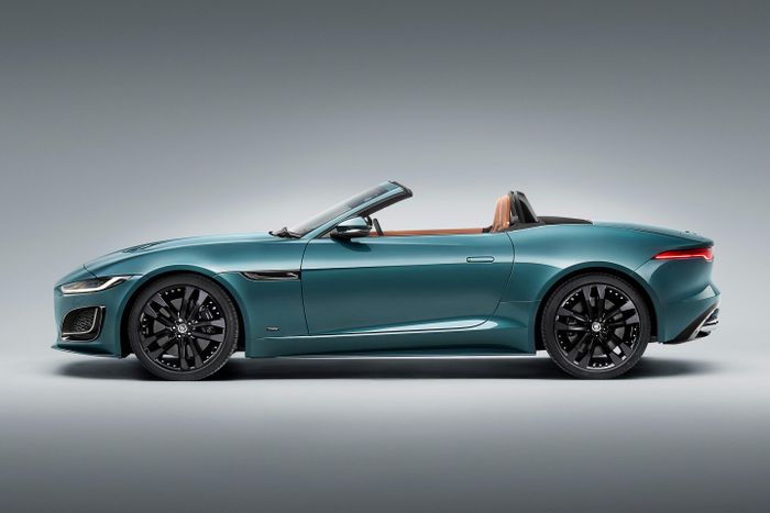  Chia sẻ khối động cơ V8 Supercharged 5.0L với F-Type R, tuy nhiên Jaguar F-Type 75 chỉ có công suất 450 mã lực và mô-men xoắn 580 Nm, đi kèm tùy chọn dẫn động cầu sau hoặc dẫn động 4 bánh toàn thời gian. 
