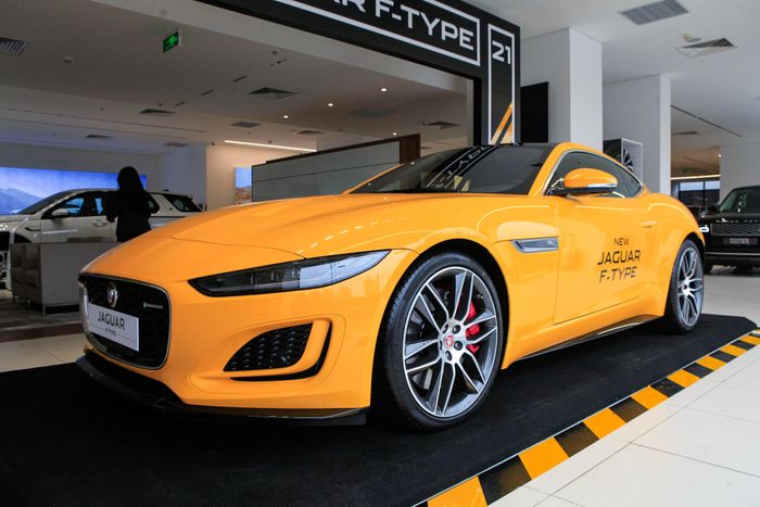  Trước khi chấm dứt sản xuất dòng xe thể thao này, Jaguar từng giới thiệu phiên bản F-Type ZP Edition với số lượng giới hạn 150 chiếc. Bản facelift của F-Type cũng được phân phối tại Việt Nam với giá 5,65 - 15,29 tỷ đồng. 