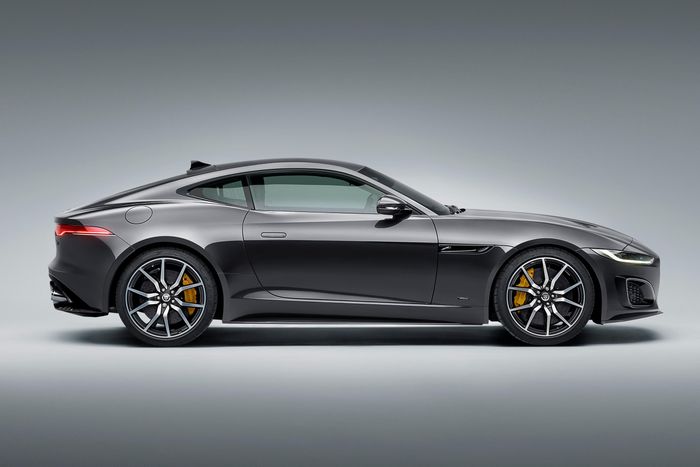  Ngoài ra, chiếc Jaguar F-Type Coupe cuối cùng cũng được sản xuất. Chiếc xe thuộc bản F-Type R 75 mang màu sơn Carpathian Grey, công suất 575 mã lực và mô-men xoắn 700 Nm, sử dụng hệ dẫn động AWD. 